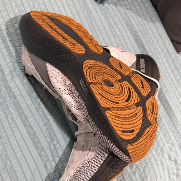 Mens’ Brooks Glycerin 21 White and Black Athletic Sneakers - Picture 4 of 7